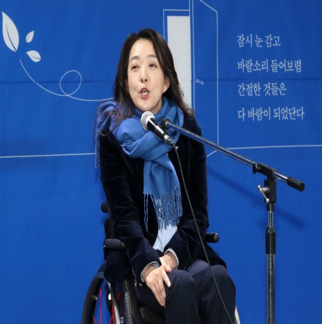더불어민주당이 인재영입 1호로 선정한 최혜영 강동대 교수가 26일 서울 여의도 민주당 당사에서 열린 영입 기자회견에서 인사말을 하고 있다.