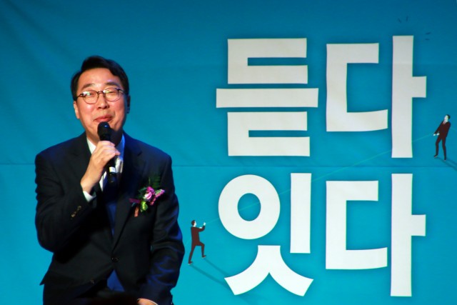 윤영찬 전 청와대 국민소통수석이 28일 성남종합스포츠센터에서 열린 출판기념회에서 인사말을 하고 있다.