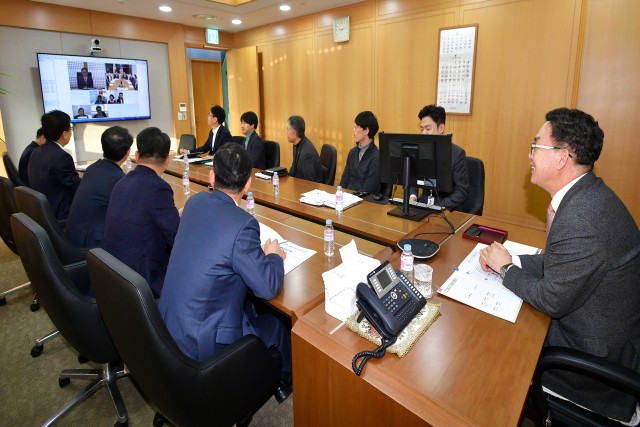 이대훈 농협은행장(맨 오른쪽)이 새해 첫 업무로 글로벌 사무소장들과 화상통화를 하고 있다.