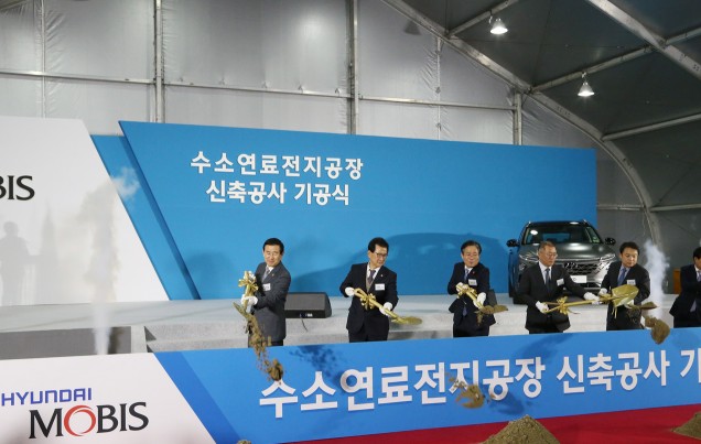 충주시가 2020년 수소차 생산 기반 조성으로 수소 산업 도시 육성에 나선다. 사진은 2018년 12월 현대모비스 공장에서 열린 수소차 연료전지 공장 증축 기공식(사진 : 뉴스1)