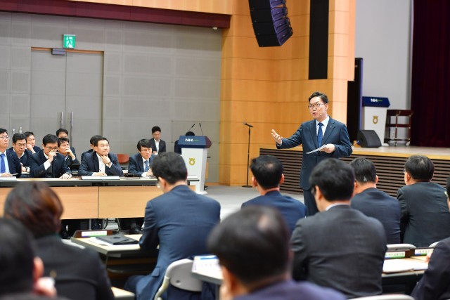 이대훈 행장이 7일 농협은행 본점 대강당에서 열린 '2020년 경영목표 달성 결의대회'에서 임직원들과 현안을 논의하고 있다.