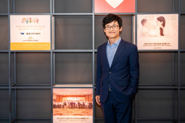 윤완수 웹케시 부회장이 영등포 본사 로비에서 포즈를 취하고 있다. 윤 부회장은 웹케시의 성장에 따른 사회적 책임도 적극 나눠 질 것이라고 밝혔다.