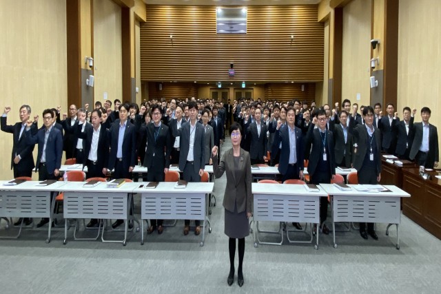9일 서울 중구 농협은행 본사 대강에서 농협은행 여신심사부문 장미경 부행장(가운데)과 직원들이 '2020년 경영목표달성 및 윤리경영실천 결의대회'를 갖고, 결의문을 제창하고 있다.
