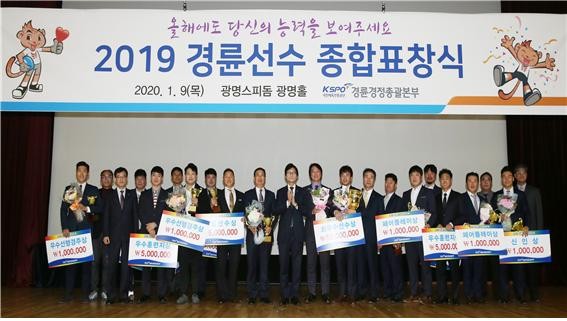 2019 경륜선수 종합 표창식에서 수상한 선수들과 정병찬 총괄본부장이 기념촬영을 하고 있다.