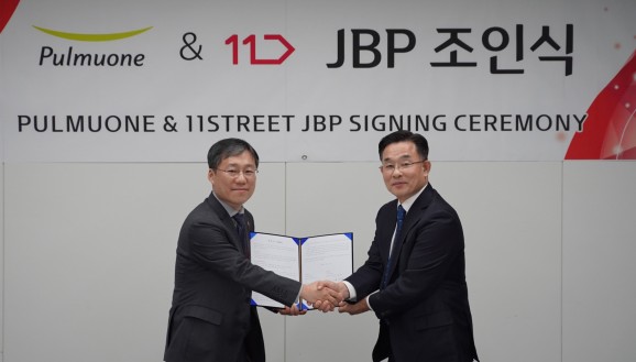 지난 16일 서울 중구 서울스퀘어 11번가 본사에서 이상부 풀무원 전략경영원장(오른쪽)과 이상호 11번가 대표가 공동마케팅 협약(JBP)을 체결한 후 악수를 나누고 있다. 출처=풀무원