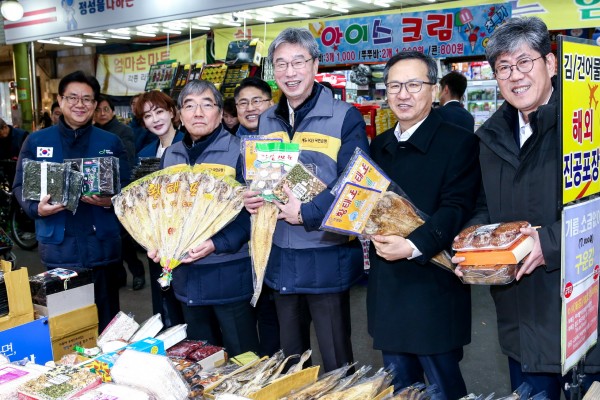 20일 서울 마포구 망원시장에서 열린 '설맞이 전통시장 사랑나눔' 행사에서 참석자들이 기념 촬영을 하고 있다. (왼쪽부터)유원식 기아대책 회장,김혜은 기아대책 홍보대사, 윤석헌 금융감독원장, 김진철 망원상인회장, 허인 KB국민은행장, 정문철 KB국민은행 브랜드ESG그룹대표, 이기노 KB국민은행 중부지역영업그룹 대표.
