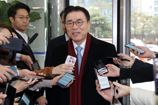 조용병 신한금융그룹 회장이 지난 12월13일 회추위에서 만장일치로 연임에 성공한 후 기자들의 질문에 답하고 있다.