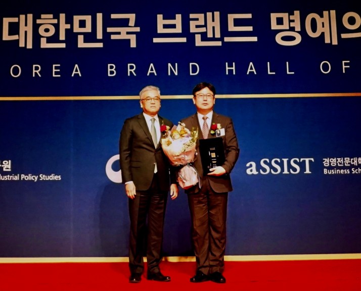 (좌) 김길선 심사위원장 (우) 정재호 한글과컴퓨터 연구개발 상무