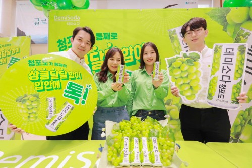 18일 서울 동대문구 동아쏘시오그룹 신관에서 그룹 계열사 임직원을 대상으로 데미소다 청포도 출시 기념 샘플링 이벤트를 진행하고 있다. 출처=동아오츠카