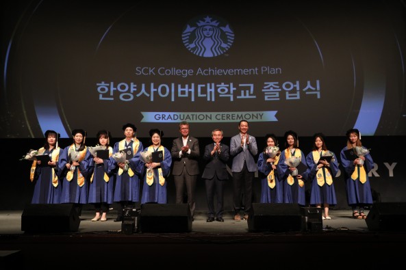 지난해 스타벅스 개점 20주년을 맞아 진행된 스타벅스 파트너들의 한양사이버대학교 졸업식에서 존 컬버 스타벅스 글로벌 총괄 사장(왼쪽에서 6번째), 김우승 한양대학교 총장(왼쪽에서 7번째), 송호섭 스타벅스커피 코리아 대표이사(왼쪽에서 8번째)와 파트너 졸업생들과 함께 기념사진을 촬영하고 있다. 출처=스타벅스