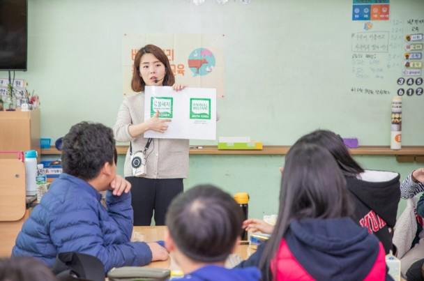 어린이 동물복지 교육 전문 강사가 학생들에게 동물복지 인증마크를 설명하고 있다. 출처=풀무원