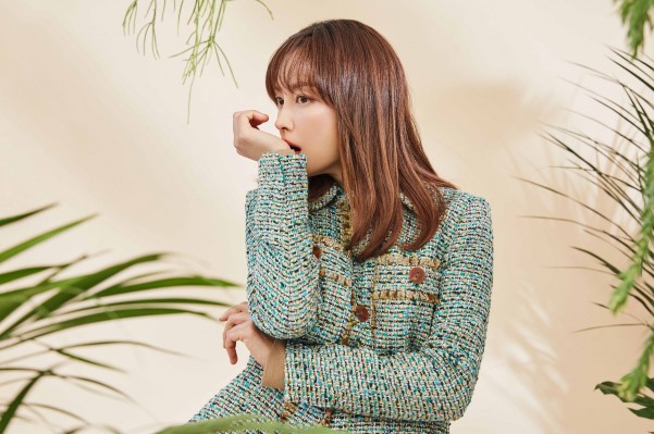 지춘희 디자이너의 '지스튜디오' 모델 이나영이 봄 신상품인 이태리 트위드 자켓을 입고 있다. 출처=CJ ENM 오쇼핑부문