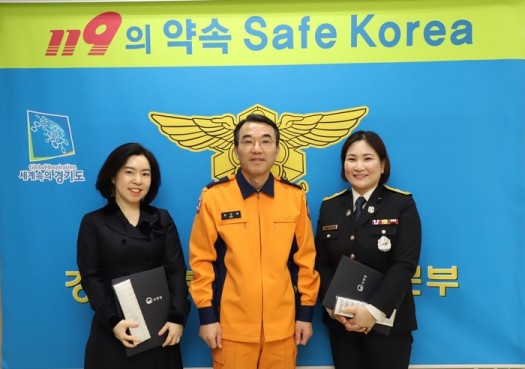 경희사이버대학교 상담심리학과 김사라 교수(좌)가 기념 사진을 촬영하고 있다. 사진=경희사이버대학교. 