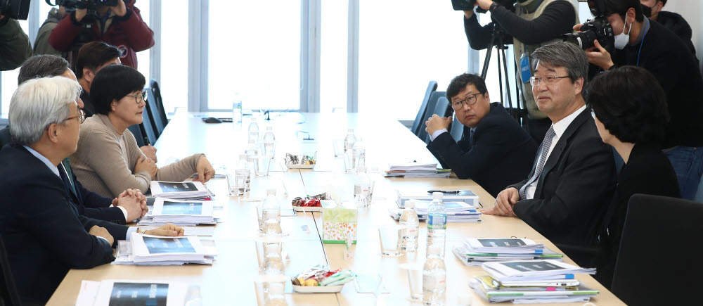 김지형 위원장(오른쪽 두번째) 등 삼성 준법감시위원회 위원들이 서울 서초동 삼성생명 서초타워 사무실에서 회의를 진행하고 있다.