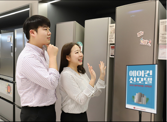 롯데하이마트 메가스토어 잠실점에서 고객들이 2020년형 에어컨 신모델을 살펴보고 있다. 출처=전자랜드