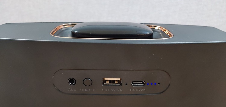 스피커를 끈 상태에서 이어폰 케이스를 연결하면 USB-C 단자 오른쪽에 파란등이 표시되며 충전 여부를 확인할 수 있다. 표시되는 파란등 수는 스피커 배터리 잔량을 의미한다.