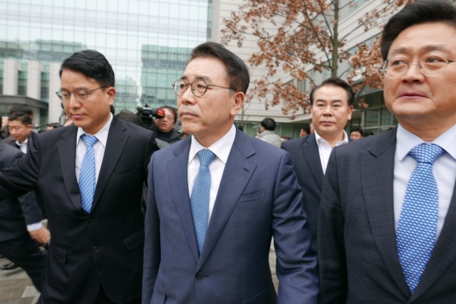 조용병 신한금융 회장(가운데)이 지난 1월22일 서울 동부지방법원에서 열린 1심에서 징역6월에 집행유예 2년을 선고 받은 뒤 청사를 나오고 있다. 출처=뉴스1