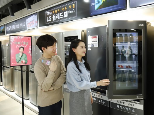 롯데하이마트 메가스토어 잠실점을 방문한 고객들이 상품을 살펴보고 있다. 출처=롯데하이마트