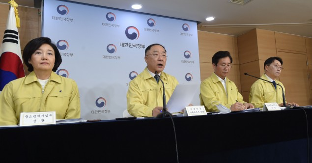 홍남기 경제부총리 겸 기획재정부 장관(왼쪽 두번째)가 8일 열린 4차비상경제회의 결과 내용을 발표하고 있다.