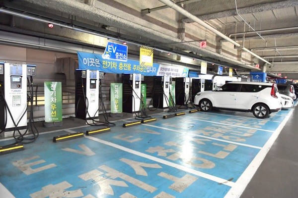 KEPCO’s electric vehicle charging station installed at a major shopping center in Yongsan.