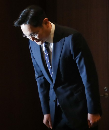 이재용 삼성전자 부회장이 6일 오후 삼성전자 서초사옥에서 대국민 사과를 발표하며, 고개를 숙이고 있다.