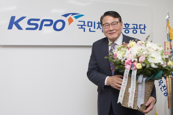 플라워버킷챌린지에 참가한 국민체육진흥공단 조재기 이사장