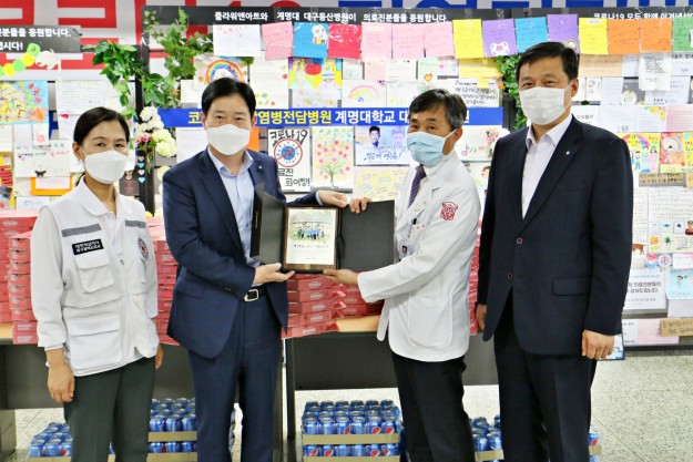 우리은행 대구경북서부 영업본부장과 대한적십자사 대구지사 사무처장이 지난 14일 대구동산병원을 방문해 코로나19 확산 방지를 위해 최일선에서 고군분투한 의료진에게 존경의 마음을 담은 감사패와 간식을 전달했다. 왼쪽부터 박선영 대한적십자사 대구지사 사무처장, 이재동 대구경북서부 영업본부장, 서영성 대구동산병원장, 장재선 우리은행 평리동 지점장.