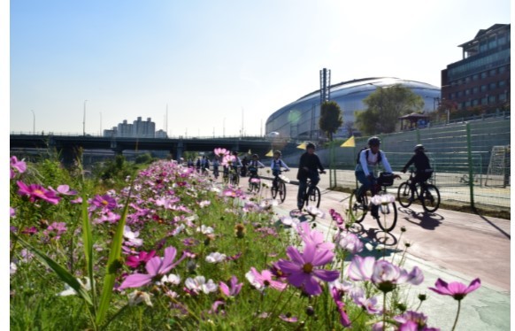 2019년 사행산업 건전화 평가에서 우수성과로 선정된 ‘마음 따라가는 자전거 길’ 프로그램에 참가한 청소년들이 자전거를 타고 안양천에서 라이딩을 하고 있다.