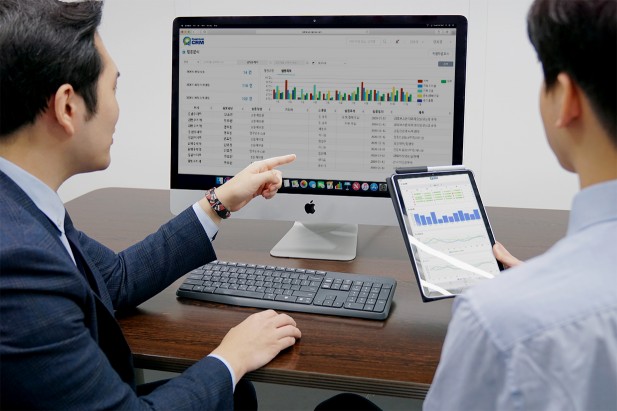 한미헬스케어 마케팅 담당자들이 QUANTUMCRM®을 활용하고 있는 모습