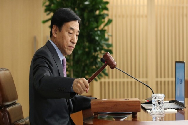 한은이 28일 기준금리를 0.25%p 인하했다. 사진은 지난 3월 이주열 총재가 금통위에서 금리인하를 결정하고 있는 모습.