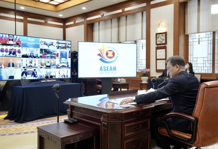 문재인 대통령이 청와대 집무실에서 아세안+3 특별화상정상회의를 갖고 있는 모습(제공:청와대)