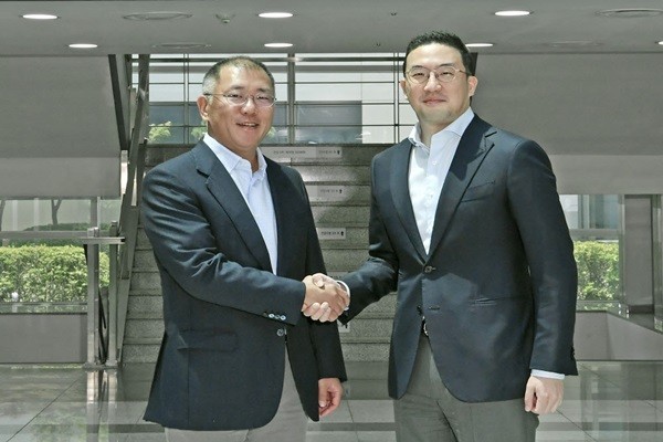 Hyundai Motor Group’s management team visited LG Chem’s Ochang Plant on June 22 and discussed with LG Group’s management team about different ways to work together for electric vehicle battery sector. Executive Vice Chairman Chung Eui-sun (L) of Hyundai Motor Group and Chairman Koo Kwang-mo of LG Group are having a handshake in front of Ochang Plant’s main building.