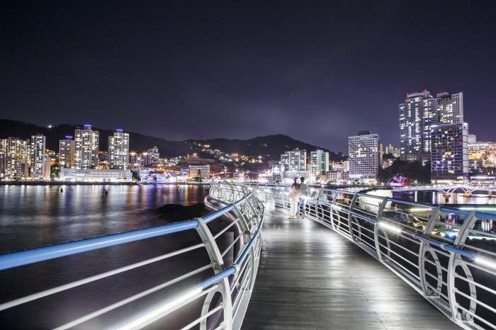 해변 도시 야경이 어우러진 송도구름산책로(제공:한국관광공사)