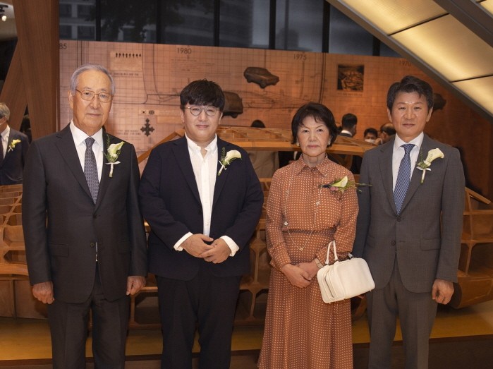 방시혁 빅히트엔터 의장이 제 14회 포니정 혁신상을 수상했다. (왼쪽부터) 김철수 포니정재단 이사장, 방시혁 빅히트엔터 의장, 박영자 여사, 정몽규 HDC 회장이 기념촬영하고 있다. (사진=포니정재단 제공)