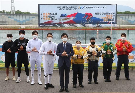 정병찬 총괄본부장이 스포츠단, 경정 선수들과 덕분에 챌린지에 동참했다.