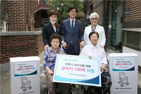 정병찬 총괄본부장과 임오경 국회의원이 어르신에게 실버카를 전달하고 있다,