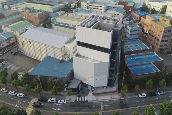 Merck opened K-ATeC that will focus on next semiconductor materials in Songtan industrial complex.  The white building at the front is K-ATeC.  (Reference: Merck) 