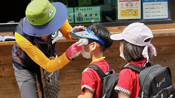 산림 교육 전 발열체크를 하고 있다(제공:국립산림품종관리센터)