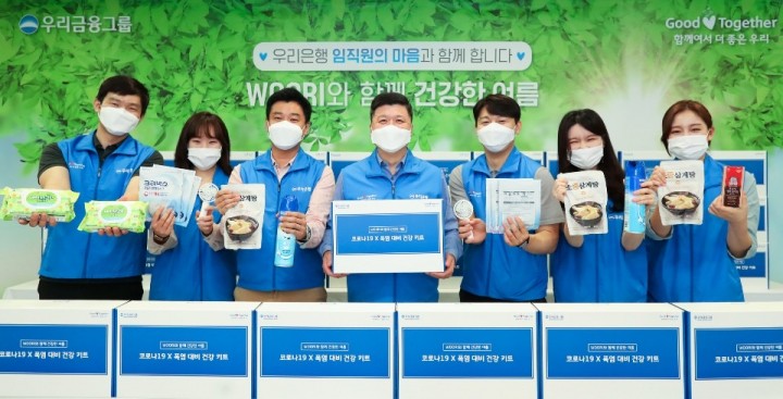 권광석 우리은행장(사진 가운데)이 우리은행 직원들과 기념촬영을 하고있다.