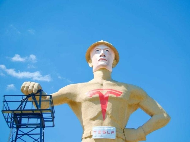 털사의 명물 '골든드릴러' 동상이 지난 5월 일론 머스크 테슬라 최고경영자를 닮은 모습으로 재단장됐다(제공:City of Tulsa)