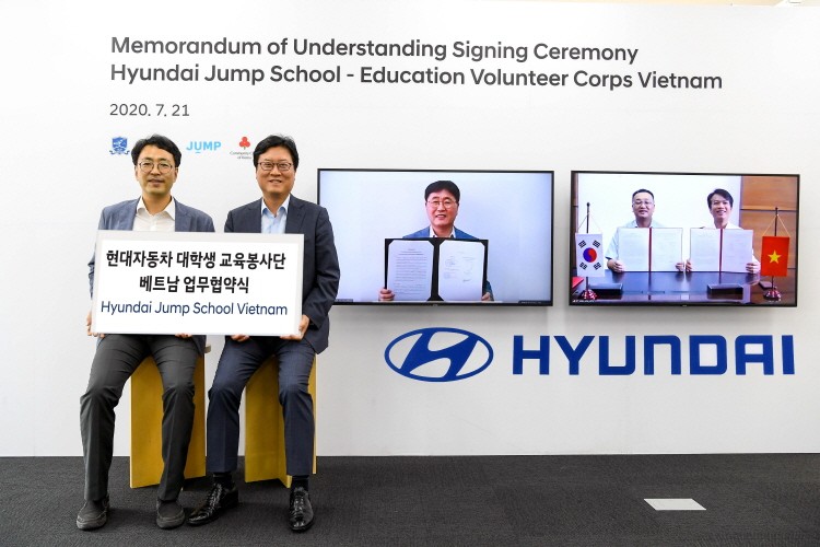 이의헌 사단법인 점프 대표(사진 왼쪽부터), 이병훈 현대차그룹 상무, 이영택 현대차 전무, 투 안민(Do Tuan Minh) 베트남 국립하노이대학교 학장, 던 뚜언 프엉(Don Tuan Phuong) 베트남평화봉사단 대표가 협약을 체결하고 기념 촬영하고 있다