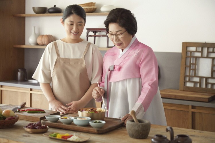남파고택의 강정숙 종부와 김선경 차종부가 음식을 조리하고 있다.