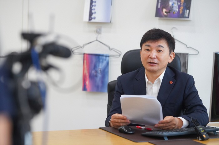 원희룡 제주지사가 3일 집무실에서 8월 소통과 공감의 날 영상회의를 주재하고 있다(제공:News1)