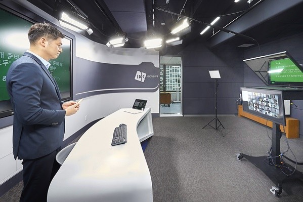 지난 5일 서울 을지로 기업은행 본점에서 IBK기업은행 직원이 2020년 상반기 신입행원 연수를 실시간 온라인으로 진행하고 있는 모습 사진 = IBK 기업은행