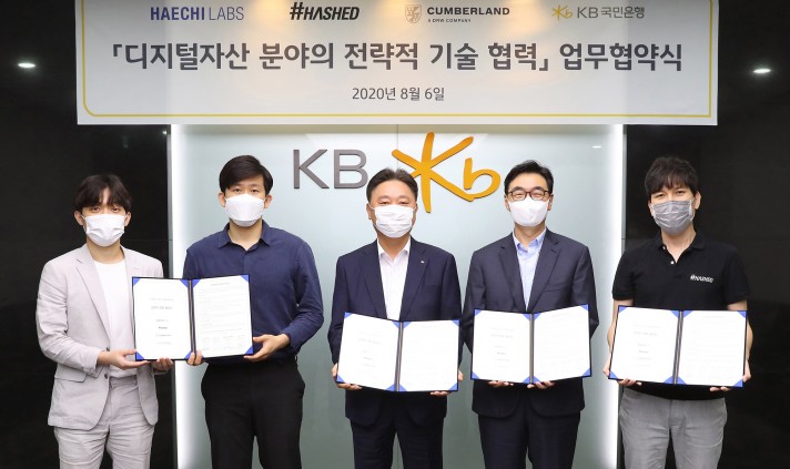 지난 6일 '디지털자산 분야의 전략적 기술 협력' 업무협약식에서 (왼쪽부터) 문건기·김종호 해치랩스 공동대표, 이우열 KB국민은행 IT그룹 대표, 홍준기 컴벌랜드코리아 대표, 김서준 해시드 대표이 기념 촬영하고 있다.