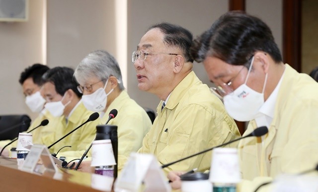 20일 오전 서울 영등포구 여의도 수출입은행에서 열린 '제2차 한국판 뉴딜 관계장관회의 겸 제14차 비상경제 중앙대책본부회의'에서 모두발언을 하고 있는 홍남기 경제부총리 사진 = 뉴스1