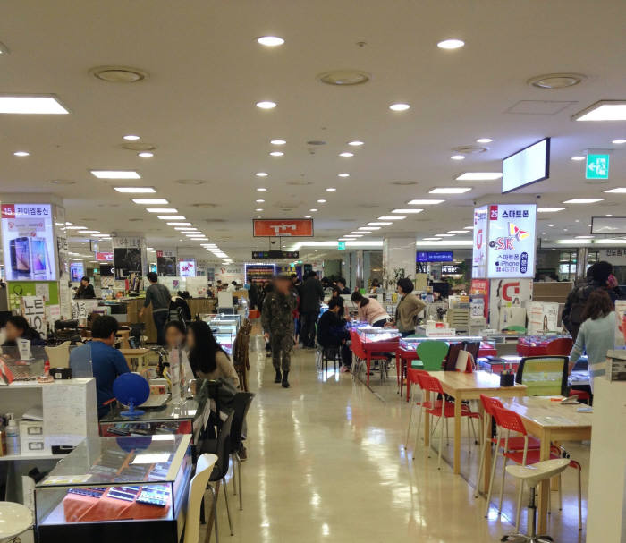 코로나19 재확산에 따른 소비위축도 커질 전망이다. 사진은 휴대폰 유통점 모습.