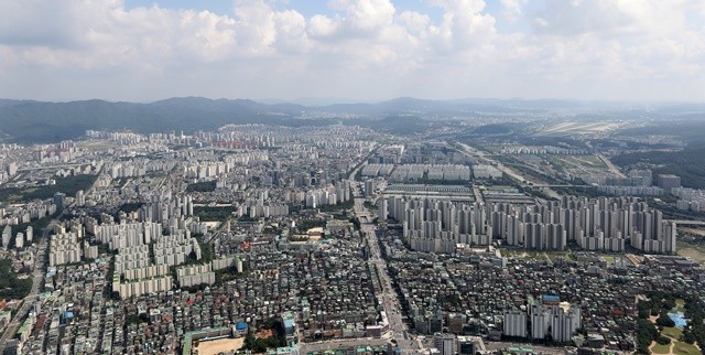 국토부가 한달간 부정청약 발생가능성이 높은 단지를 대상으로 집중 점검을 실시한다 사진 = 뉴스1