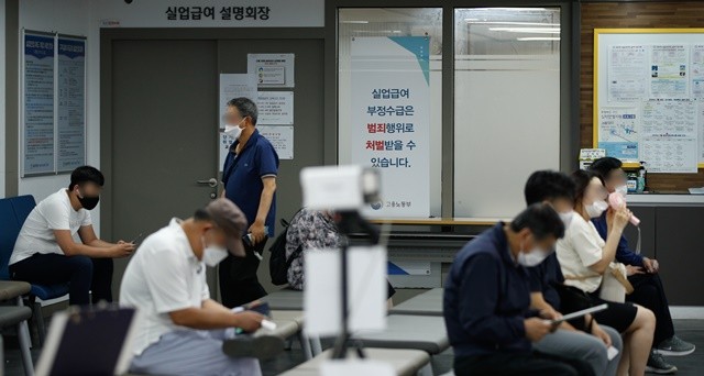 28일부터 구직급여(실업급여)를 지난 10년간 3회 이상 부정수급한 사람은 다시 실직해도 최대 3년 동안 구직급여를 받을 수 없다. 사진 = 뉴스1