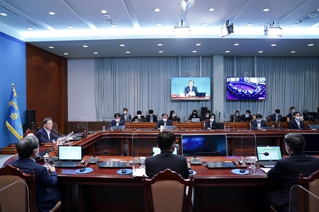 국무회의를 주재하고 있는 문재인 대통령 사진 = 뉴스1